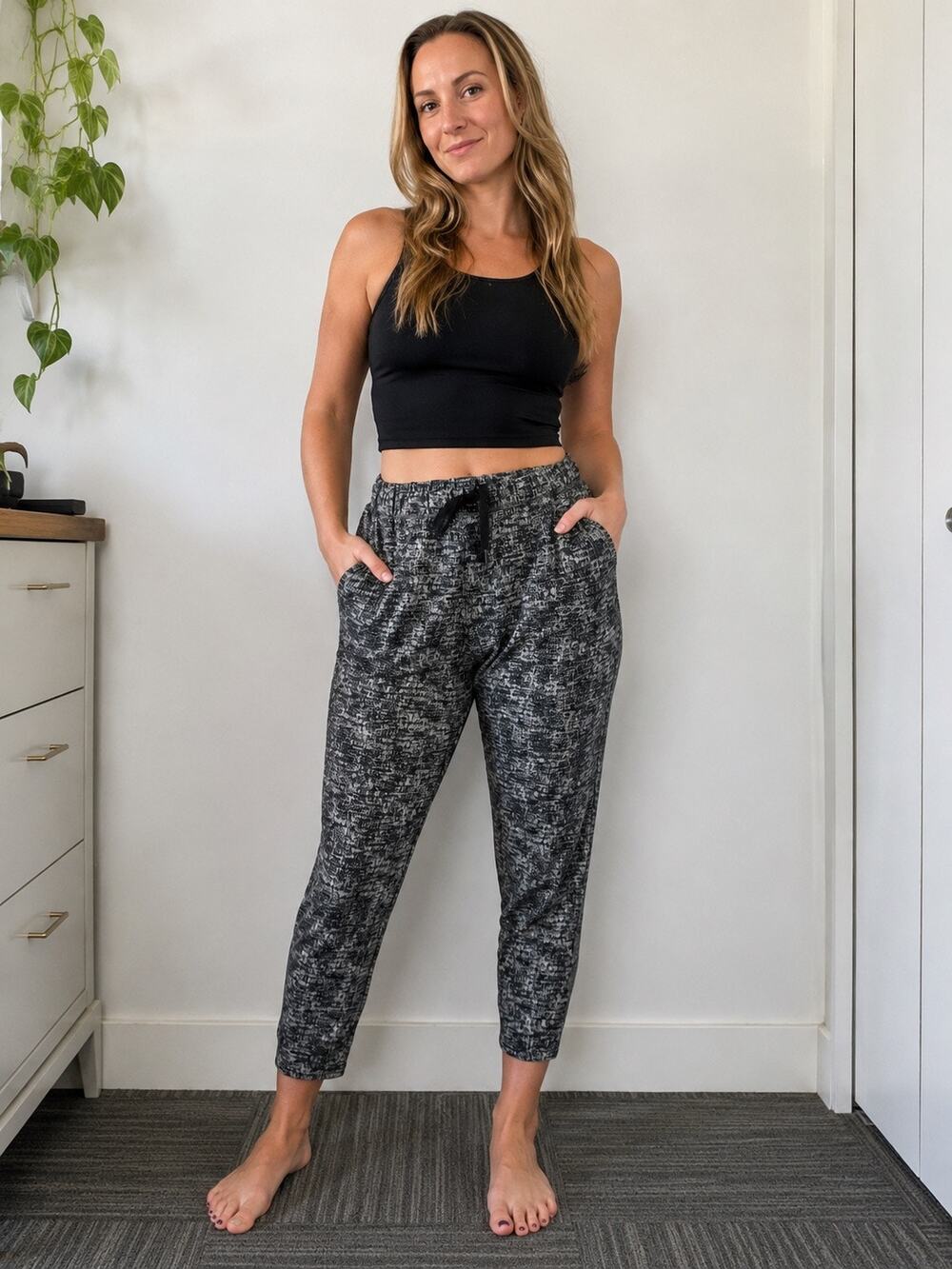 Scorpio Sol Fare Crop Jogger Black Distressed Heather Performance Jogger NWT L